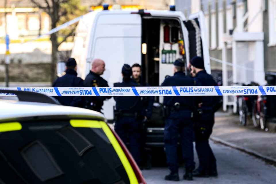 Polis och bombtekniker bakom avspärrningarna på Vitemöllegatan i Malmö.