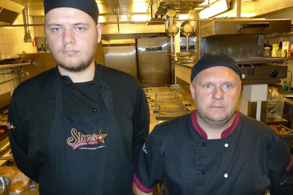 Kökschefen Tony Gustafsson och kocken Sixten Jansson på sin arbetsplats.