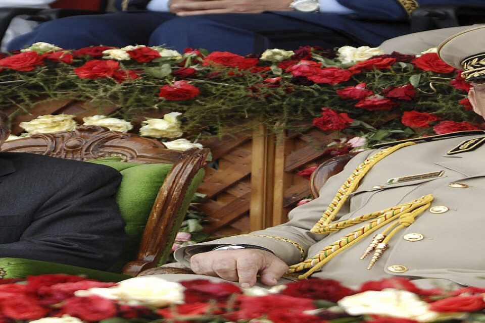 En bild av president Abdelaziz Bouteflika och Ahmad Gaïd Salah från juni 2012, när generalen fortfarande stödde presidenten.