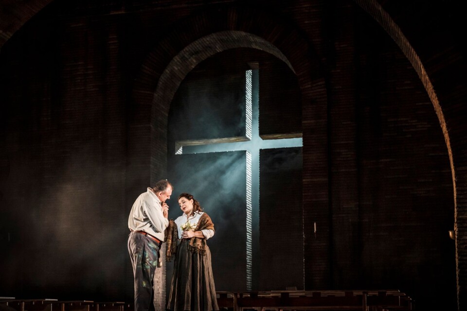 Cavaradossi (Dimitris Paksoglou) och Tosca (Lianna Haroutounian) i en nära scen ur Malmö Operas nya uppsättning av Puccinis opera.