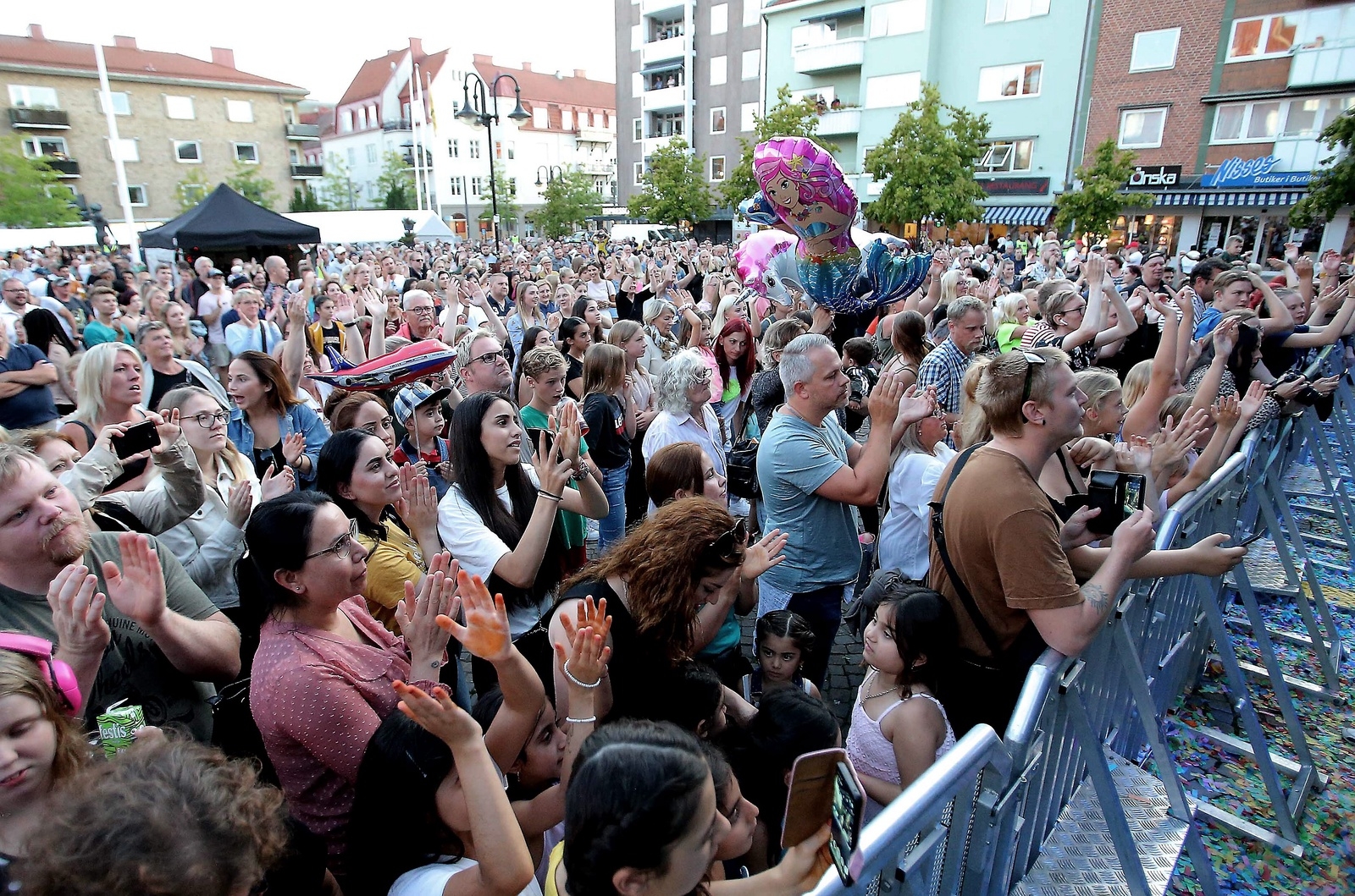 Hässleholmarna trängdes framför scenen där Robin Stjernberg uppträdde.  Foto: Stefan Sandström