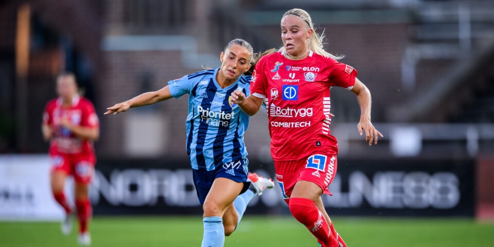 Stina Lennartsson (i röd tröja) har gjort två mål och fyra assist för Linköping i årets Damallsvenskan. Nu är hon uttagen i landslaget. ”En dröm i framtiden är att komma till Europa och storklubbarna”, säger hon.