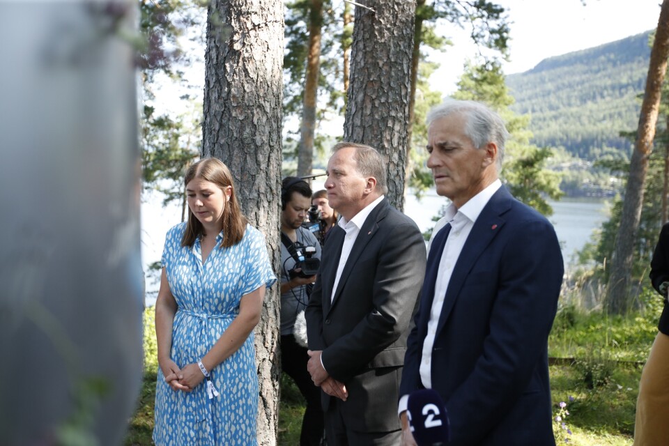 I Norge deltog statsminister Stefan Löfven i en värdig minnesceremoni. I Sverige pågick något annat.