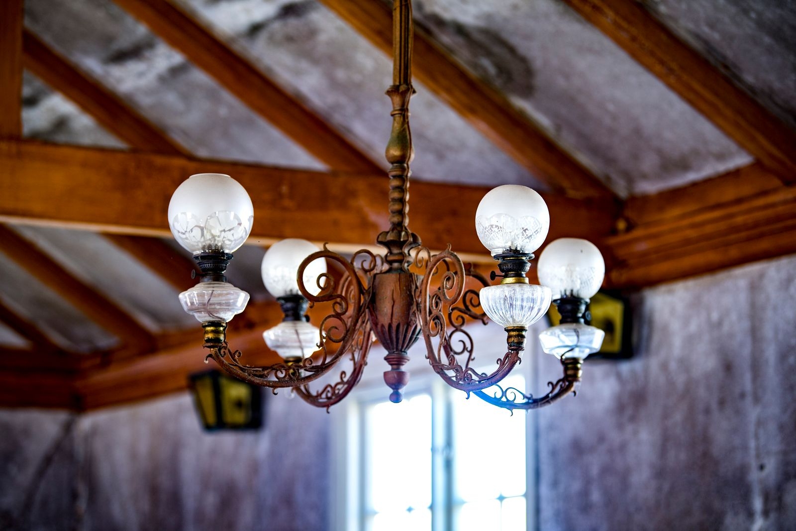 Lampkronorna är bland de få inventarier som fått vara kvar i väntan på beslut om kyrkans framtid.