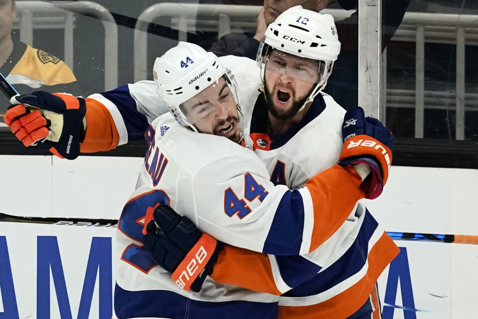 New York Islanders Josh Bailey och Jean-Gabriel Pageau firar ett av målen mot Boston.