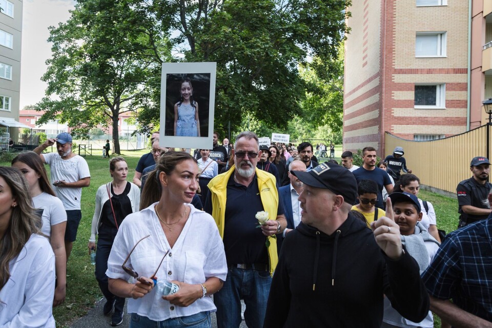 Adrianas mamma Susanne (i vit skjorta) vid ett blomstertåg till Adrianas minne.Tolvåriga Adriana dödades vid en skjutning vid en bensinmack i Norsborg den 2 augusti 2020.