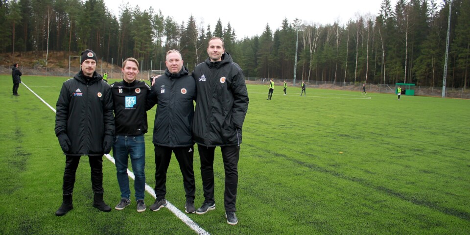 Hestrafors IFs konstgräsplan med fullmått är klar. Martin Hansson, Anders Simonsson, Johan Nylén och Conny Carlsson ingår i konstgräsgruppen. Bakom dem tränar årskullarna 2006–2008 fotboll - äntligen på sin egen hemmaplan.
