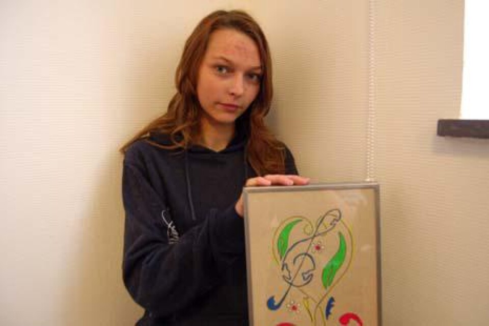 Jenny Isgren med en av sina tavlor. Totalt har hon målat fem och inspirationen kommer från Emil Jensens mjuka musik.