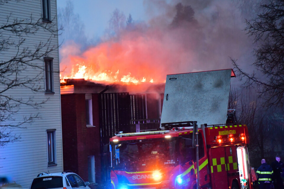 En brand i en radhuslänga i Märsta upptäcktes på en balkong och spred sig till vinden.