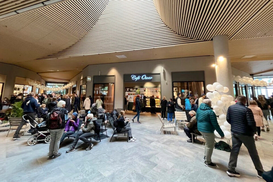 Besökare vid invigningen av handelskvarteren i nya Kiruna centrum under torsdagen.