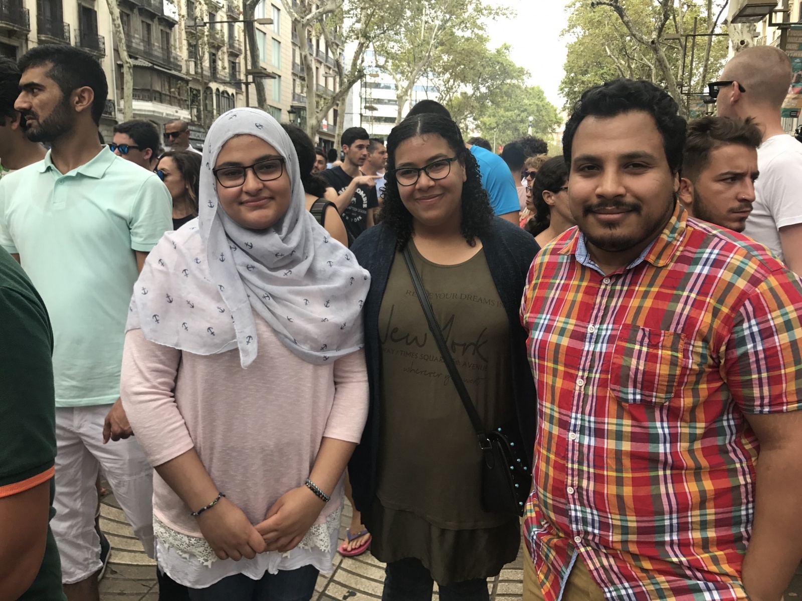 Syskonen Salma, Susana och Kasem var några av de muslimer som under lördagen samlades på La Rambla.