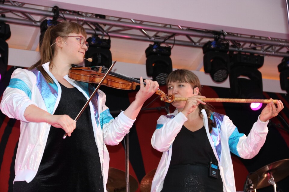 Den fräcka duon Våtmark – Sandra Berggren och Nina Grigorjeva – fick publiken att sjunga om ”k-ken”.