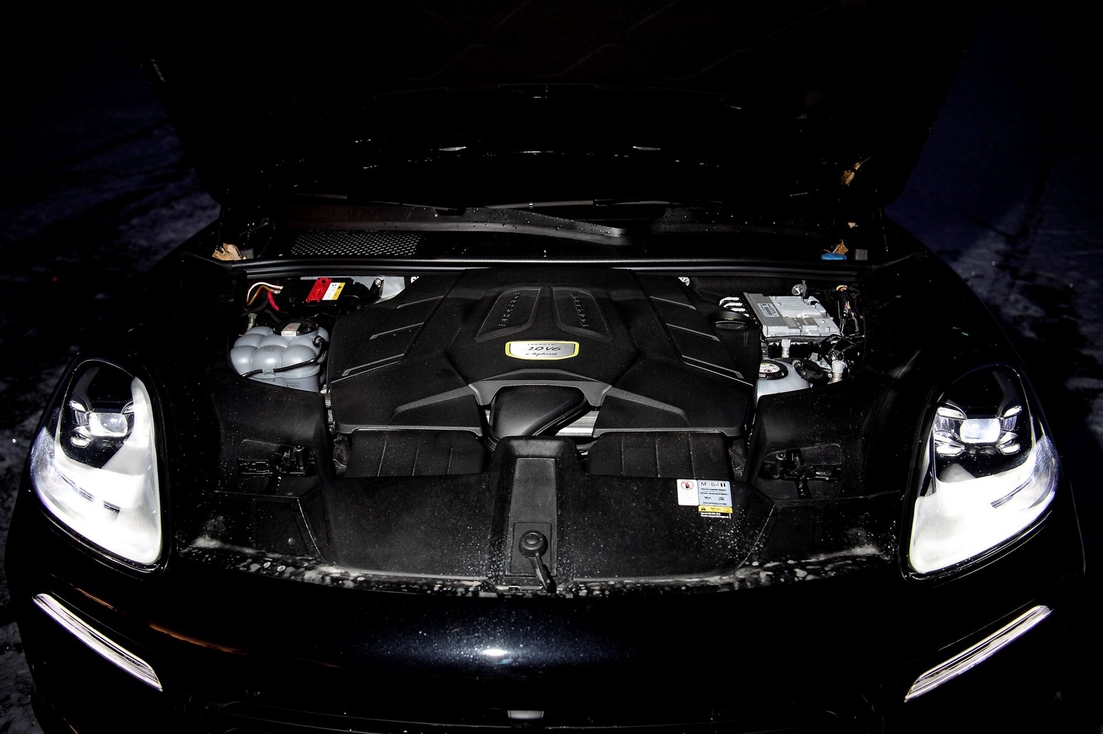 En V6-motor från systermärket Audi på tre liter och 340 hästkrafter. Med elmotorns hjälp blir systemeffekten 462 hästkrafter.