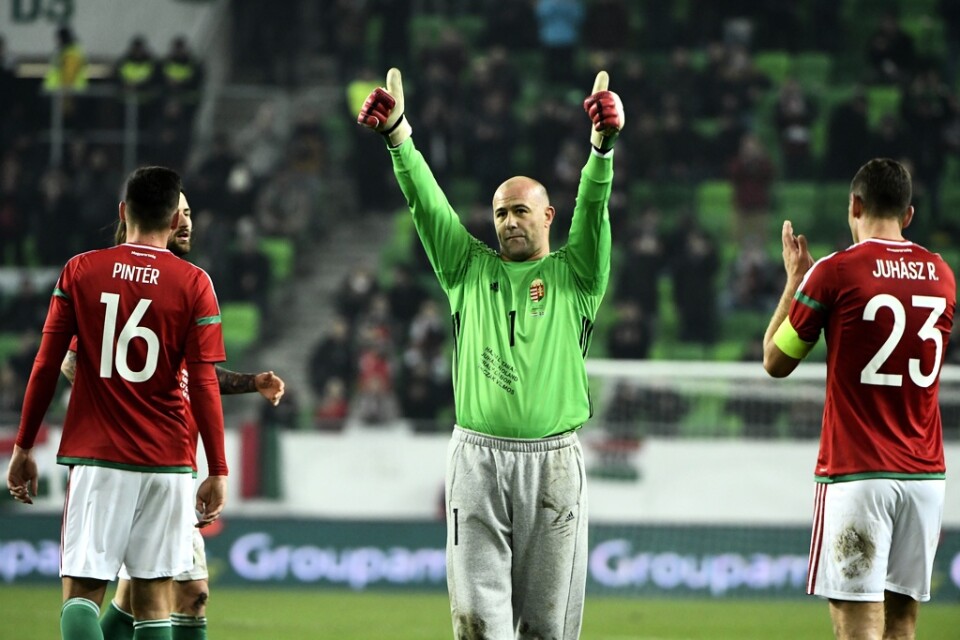 Gábor Király tackar publiken för allt stöd när han lämnar planen under sin sista landskamp, mot Sverige i Budapest 2016.