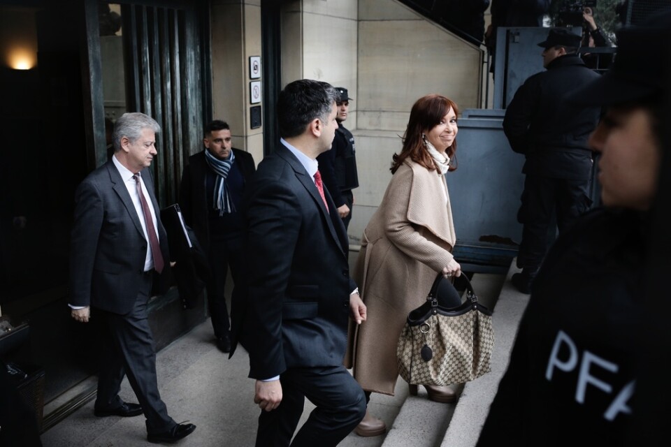 Cristina Kirchner lämnar en domstol i Buenos Aires efter att tidigare i september ha vittnat i ett annat korruptionsmål mot henne.