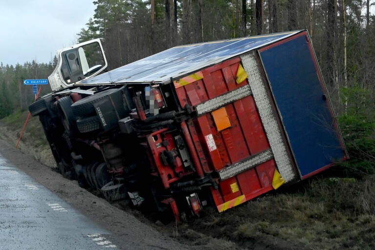 Lastbil i dikeskrasch på väg 156 – med farligt gods i lasten: ”Måste hämtas”