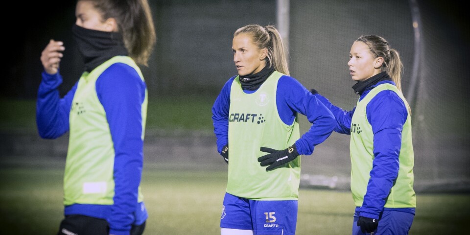 Hanna Persson och Elina Lenir. Förra säsongen spelade de i IK Uppsala, numera är det TFF som gäller. Inom kort kommer båda också att bli arbetskamrater på ett försäkringsbolag.