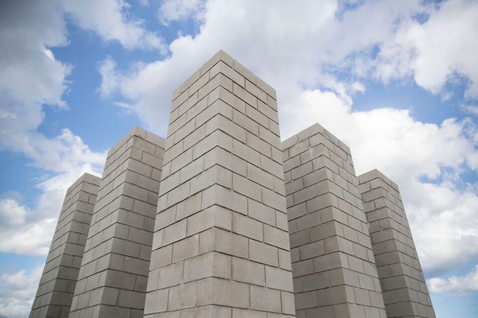 Nine Towers är en fem meter hög skulptur som består av nästan 4 000 vita cementblock.