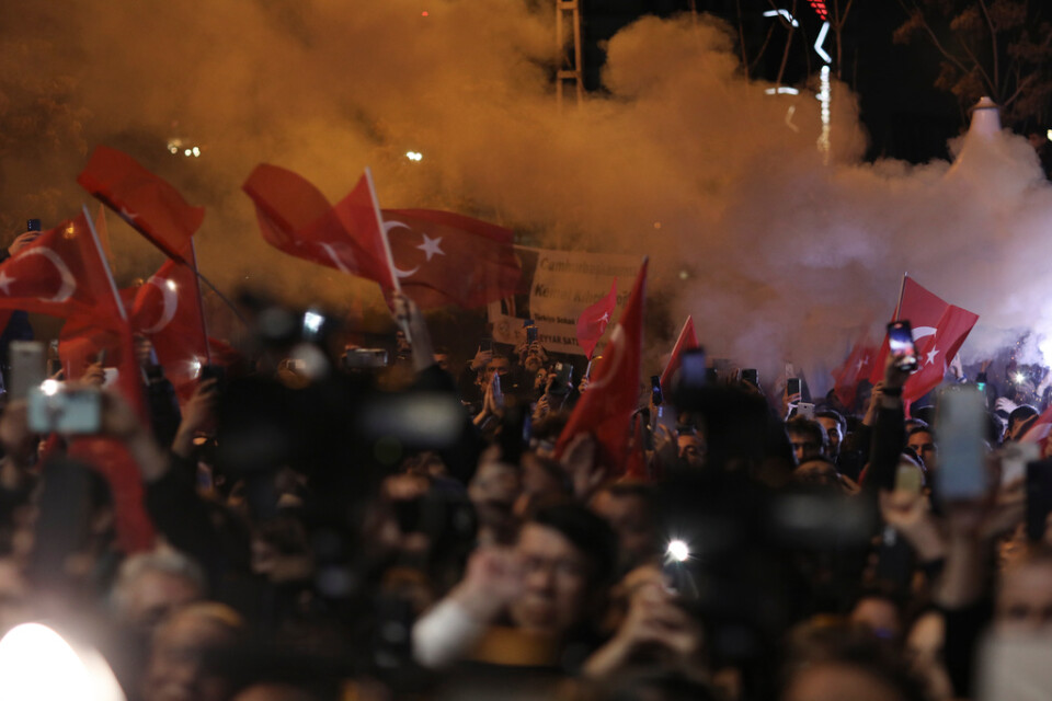 Människor firar i Ankara efter tillkännagivandet om Kemal Kiliçdaroglus presidentkandidatur den 6 mars.
