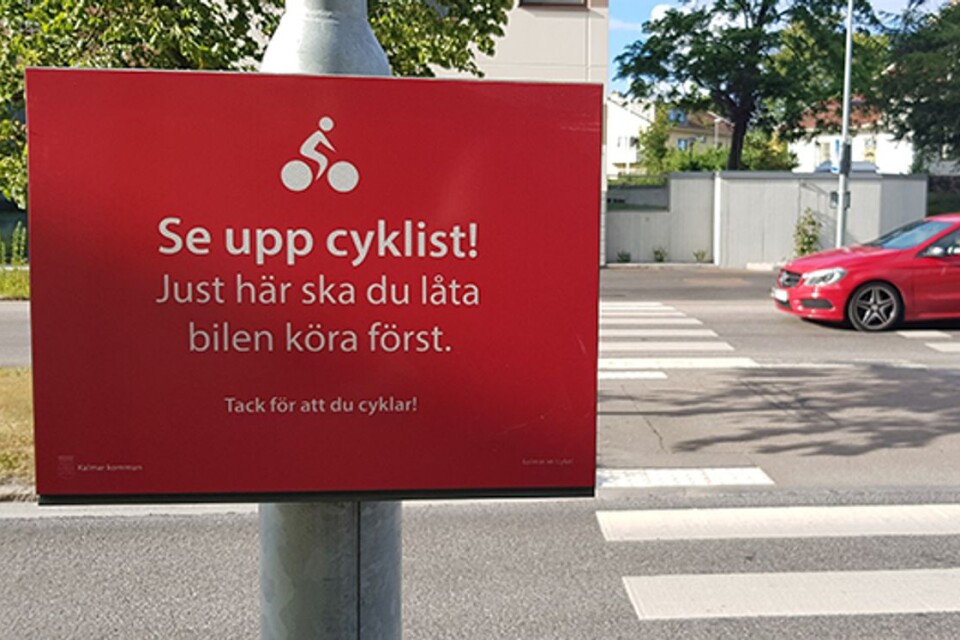 Tre cykelskyltar sätts upp längs med Erik Dahlbergs väg i Kalmar.