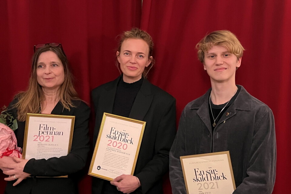 2021 års pristagare Kerstin Gezelius och Erik Enge tillsammans med 2020 års pristagare Josephine Bornebusch. Pressbild.