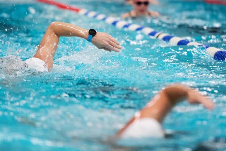 Herrarna i klubben tävlar om att simma längst – de bästa simmar en kilometer.