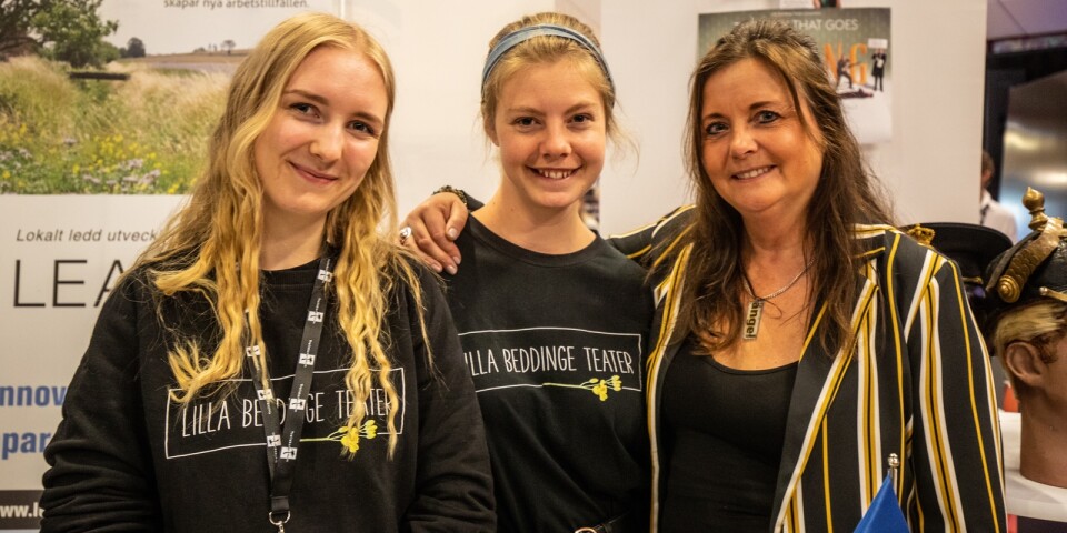 Maja Grafe Larsson och Liv Olanders från Lilla Beddinge teater tillsammans med Maria Pojjesdotter, verksamhetsledare på Leader Söderslätt på näringslivsmässan.