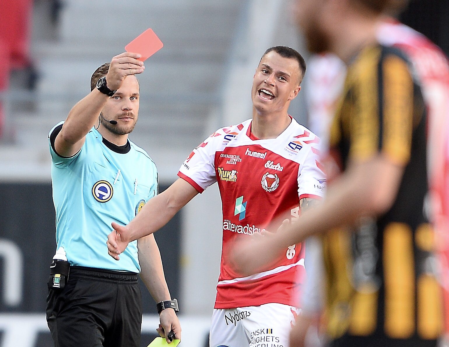 Domare och spelare är inte alltid överens. Kalmar FF:s Melker Hallberg får rött kort efter två varningar. Foto: TT