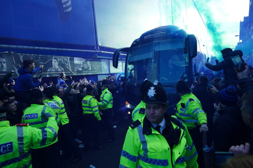 Missnöjda Evertonsupportrar mötte spelarbussarna inför matchen mot Southampton.
