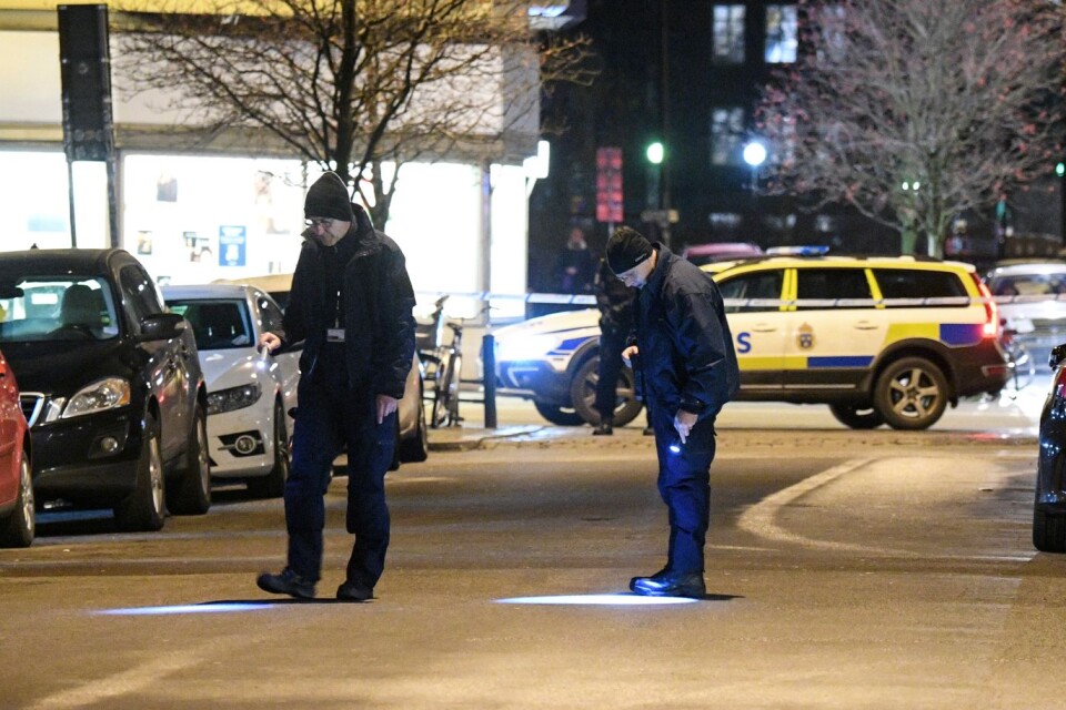 Polis och kriminaltekniker på plats efter en misshandel på Möllevångsgatan i Malmö.