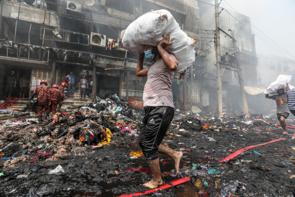 Butiksägare försökte rädda sina ägodelar medan branden fortsatt rasade genom marknaden.