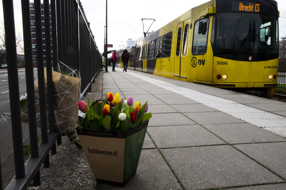 Blommor vid en spårvagnshållplats i Utrecht, efter attacken där tre personer dödades. Arkivbild.