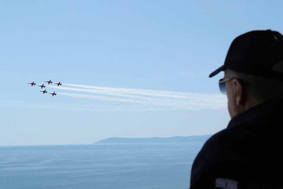 Turkiets president Recep Tayyip Erdogan betraktar turkiska jaktplan utanför Izmir vid Egeiska havet. Arkivbild.