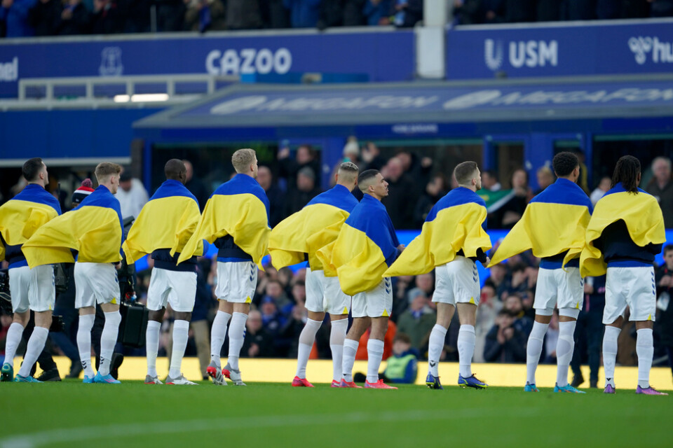 Evertonspelarna hade med sig ukrainska flaggor in på planen i helgens match mot Manchester City. Arkivbild.