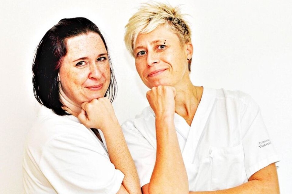 Systrarna Johanna Bjerkert och Andréa Berg hoppas kunna locka fler till sjuksköterskeyrket genom att låta sjuksköterskor från alla olika yrkesområden berätta om sitt jobb i en podd.