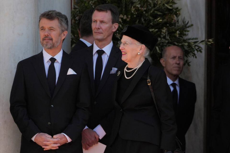 Danmarks kronpris Frederik, prins Joachim och drottning Margrethe utanför kyrkan i Aten.