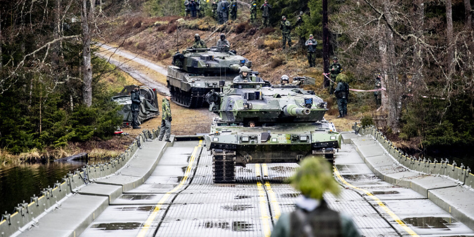 Leopardstridsvagn på väg över Lagan på en tillfällig militärbro under en övning i Vaggeryd i maj förra året.