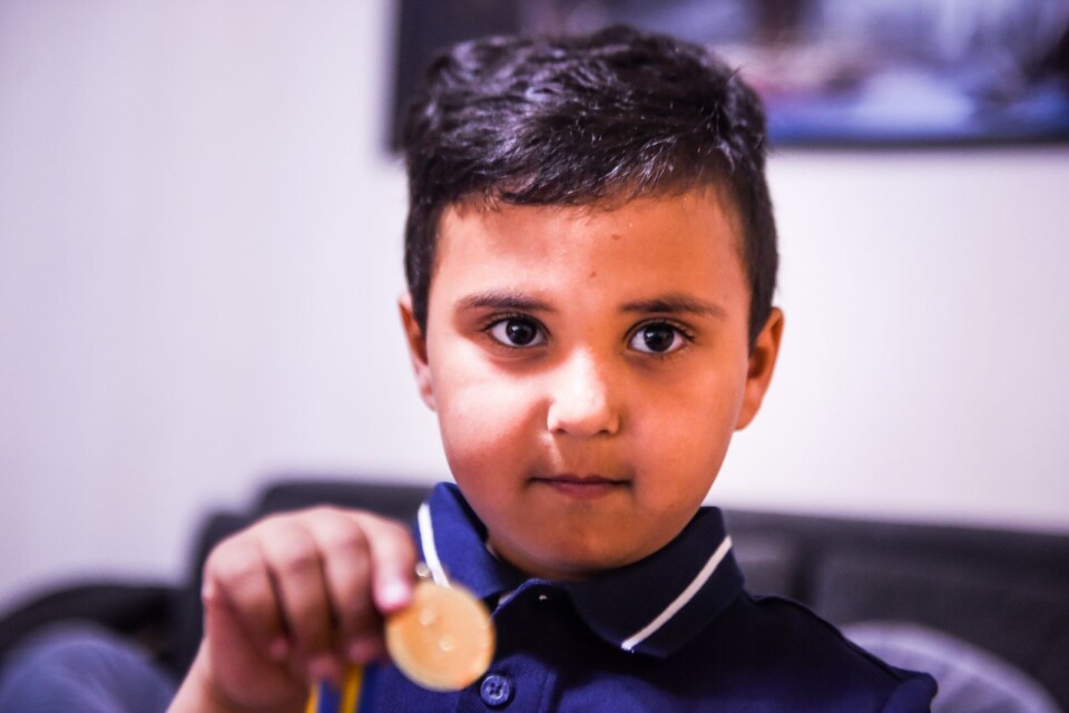 Stolt fyraåring. Saeed har sprungit ett lopp i förskolan och fått medalj.