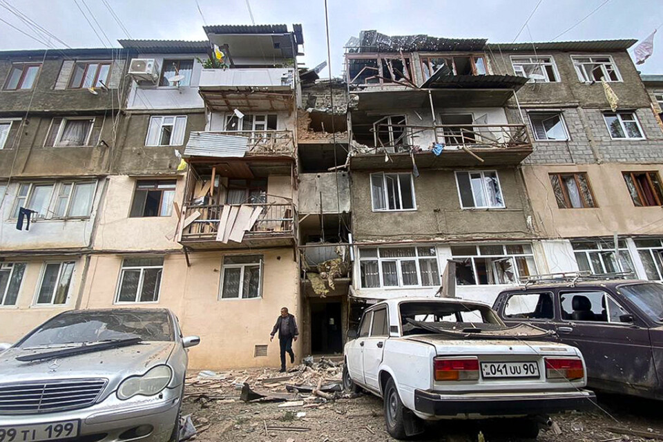 Ett delvis förstört bostadshus i Stepanakert i Nagorno-Karabach.