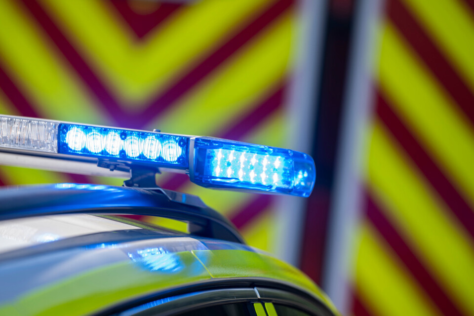 Polis och räddningstjänst ryckte ut till en kraftig brand i en maskinhall på en gård utanför Frillesås i Halland. Arkivbild.