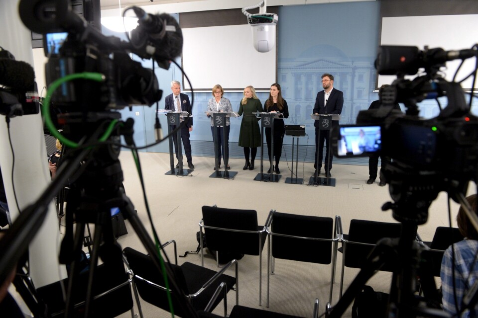 Finlands statsminister Sanna Marin, nummer två i bild från höger, presenterade reserestriktionerna på en presskonferens där många stolar gapade tomma. Foto: Mikko Stig/Lehtikuva/AP/TT