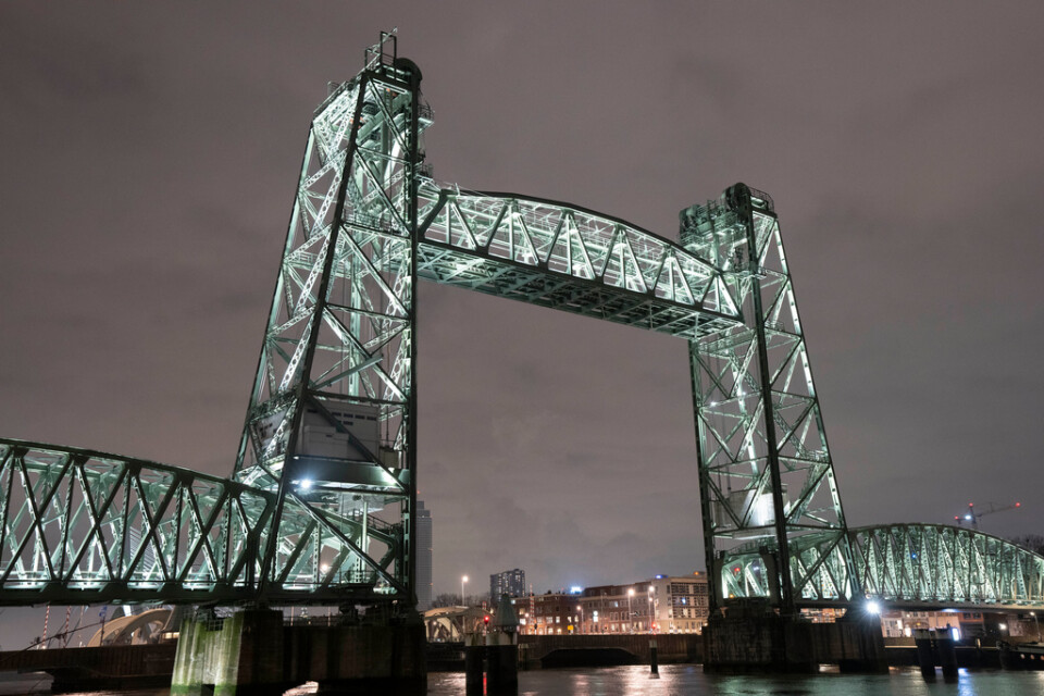 Delar av bron Koningshaven kan komma att monteras ned för att ge plats åt Jeff Bezos superyacht.