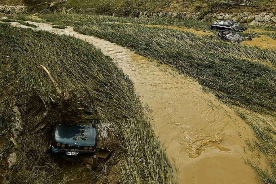 Bilar ligger delvis under vatten efter de kraftiga skyfallen i norra Spanien som har orsakat en persons död. Arkivbild.