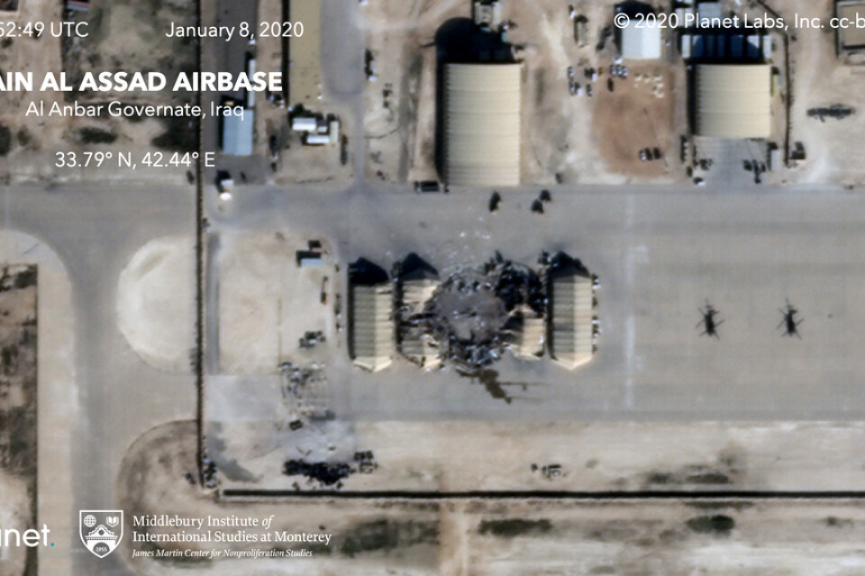 En satellitbild visar skador som orsakades av en iransk raket på militärbasen Ayn al-Assad i Irak.