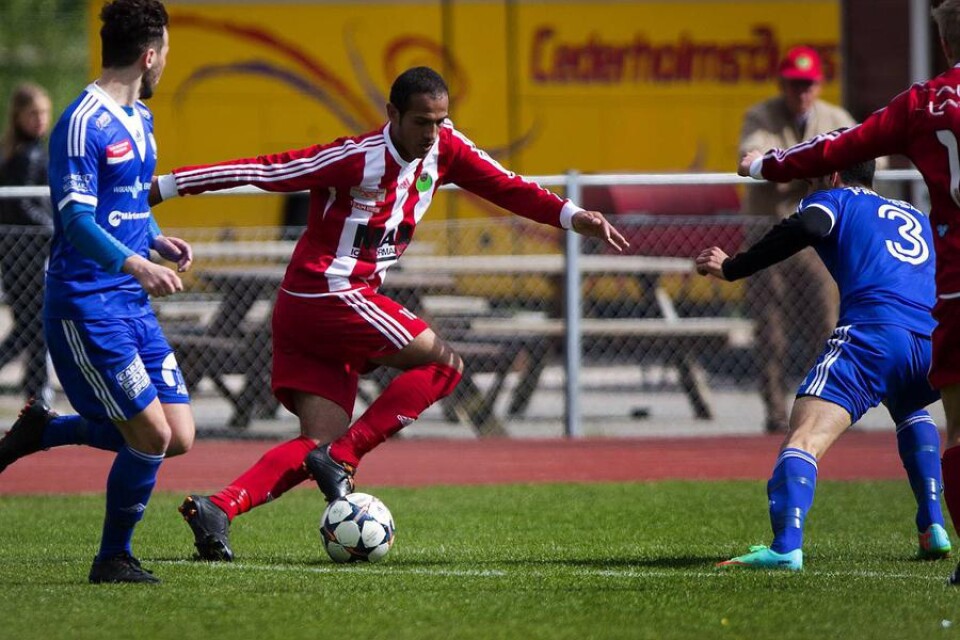MÅLSKYTT. Ahmad Amcha gjorde första målet mot Tollarp i en match där Ronneby BK radade upp heta målchanser.