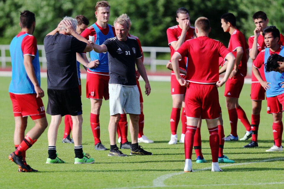 Ola Petersson och hans Nybro tar emot serieledarna Växjö United som drabbats av poängavdrag.