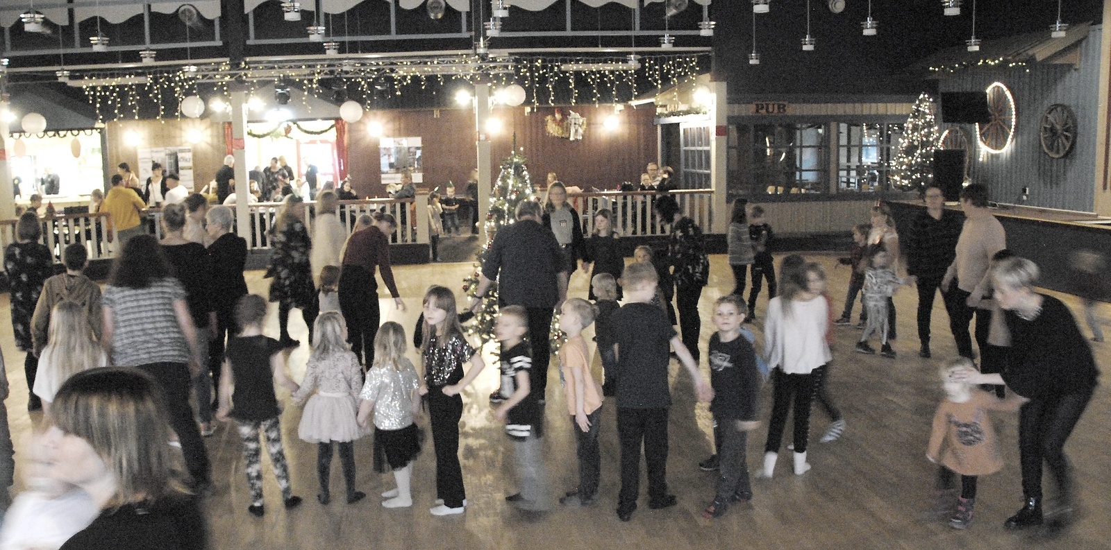 Barnfest på Granda - för 63:e året i rad. Julen dansades traditionsenligt ut i Lions regi i Lönsboda i helgen.