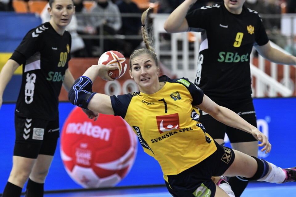 Mittsexan Linn Blohm var med sina sju fullträffar målbäst för Sverige mot Montenegro, men svenskorna förlorade och missade VM-semifinalen.