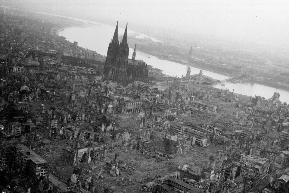 Köln blev till stora delar förstört av de allierade styrkornas bombningar under andra världskriget. Bilden är tagen från luften den 12 mars 1945.