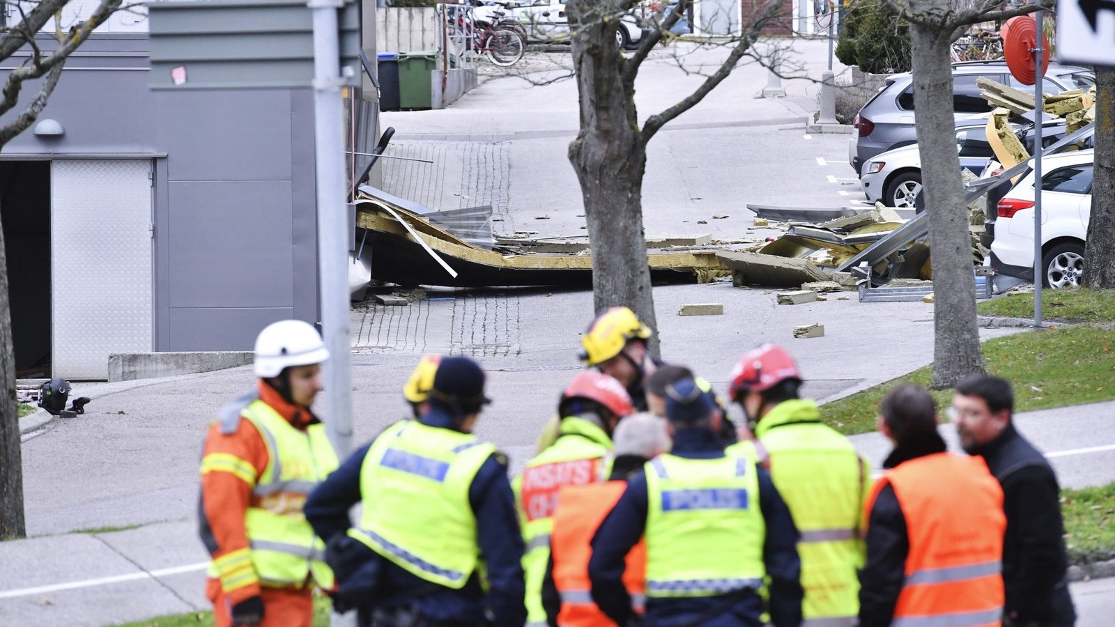 Räddningspersonal,polis och  brandmän på plats vid universitetsbyggnaden Fysicum i Lund där en explosion i ett kompressorrum har ägt rum. Foto: Johan Nilsson/TT